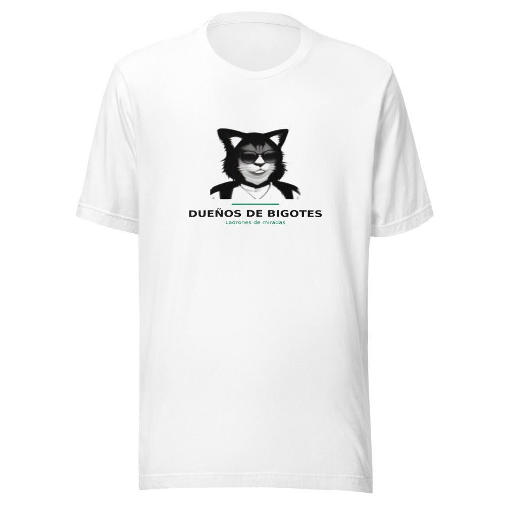 Camiseta blanca con ilustracion de gato con gafas y texto DUEÑOS DE BIGOTES