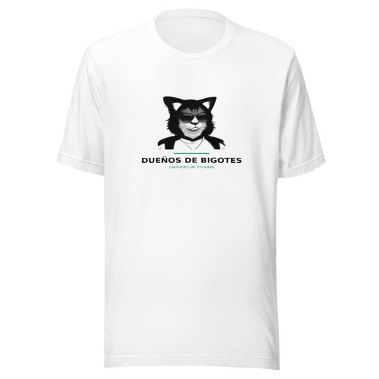 Camiseta blanca con ilustracion de gato con gafas y texto DUEÑOS DE BIGOTES